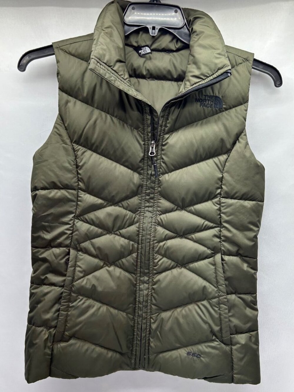 The North Face Womens 550-Down Insulated Olive Puffer Vest With Zipper Pockets